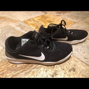 Women’s Nike Zoom Sneakers 7.5